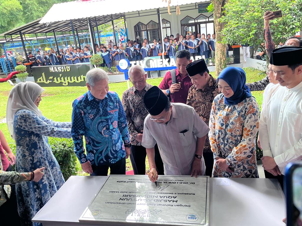 Jusuf Kalla prasasti sebagai simbol peresmian Masjid Al-Uyuun di dalam lingkungan pabrik. Dok. A. Firdaus/Medcom
