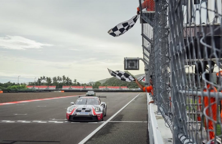 Moreno Kunci Gelar Juara Porsche Sprint Challenge Indonesia 2024