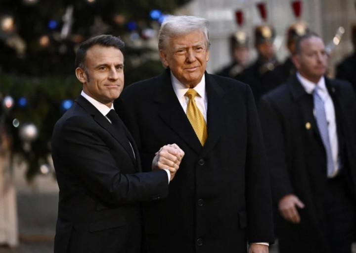 Viral di Medsos, Trump dan Macron Berjabat Tangan ’17 Detik’ di Notre-Dame