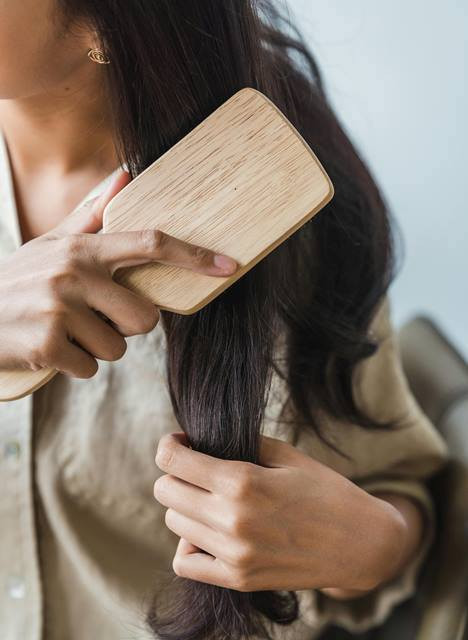 Menggunakan sikat kotor berpotensi menyumbat folikel rambut. (Foto: Ilustrasi/Dok. Pexels.com)