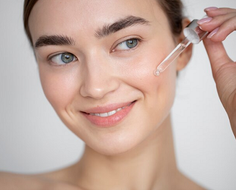 Manfaat Layering Vitamin C dan Hyaluronic Acid, Bikin Wajah Glowing!