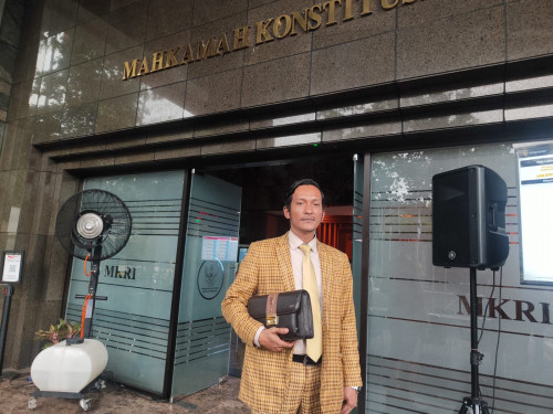 Kuasa hukum Harun-Ichwan, Salman Alfarisi Simanjuntak usai menyerahkan bukti di MK