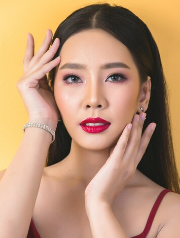5 Ide Make Up Natal, Tampilan Klasik hingga Glamor yang Memukau
