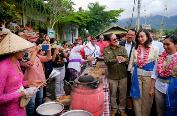 Pada kesempatan kunjungan kerja ke Jatiluwih tersebut Menpar Widiyanti bersama Wamenpar Ni Luh Puspa menandatangani prasasti Best Tourism Village by UN Tourism. Dok. Kemenpar