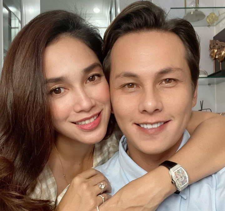 Ussy Sulistiawaty Menangis di Pemakaman Ibu, Andhika Pratama Beri Pelukan