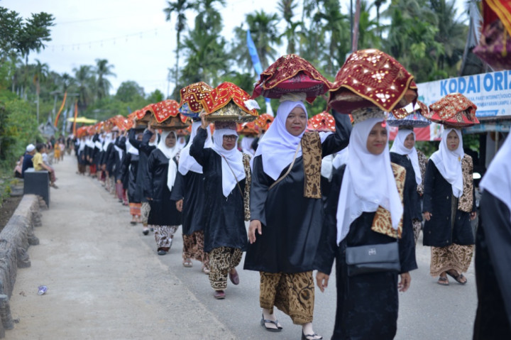 Tradisi Bakaua Wujud Syukur Panen dan Harmoni Petani di Festival Alek Mandeh