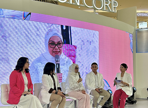 Ki-ka: Stephanie Lie, Masstige and Advanced Beauty Marketing Senior Group Head ParagonCorp, Prof. Dr. dr. Cita Rosita Sigit Prakoeswa, Sp.DVE (K), FINSDV, FAADV, Senior Lecturer, Dr. dr. Hanny Nilasari, Sp.D.V.E., Subsp. Ven., FINSDV, FAADV, Ketua Umum Pe