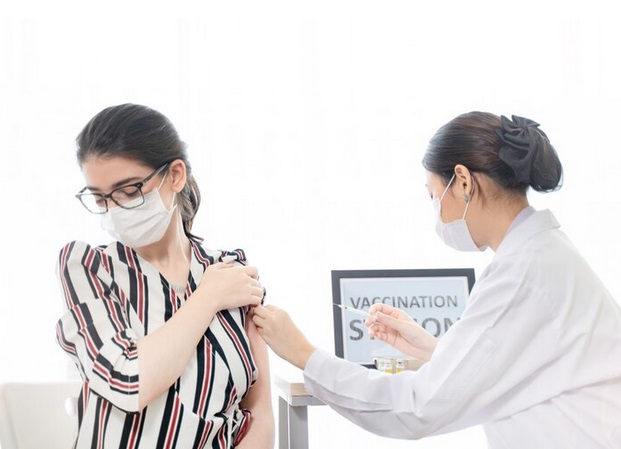 Pemberian vaksin MMR untuk dewasa usia 19-59 tahun dengan 2 dosis. Ilustrasi Freepik