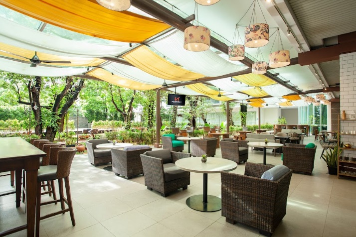Area Jade Lounge & Terrace akan didekor nuansa tropis yang segar dan penuh warna. 