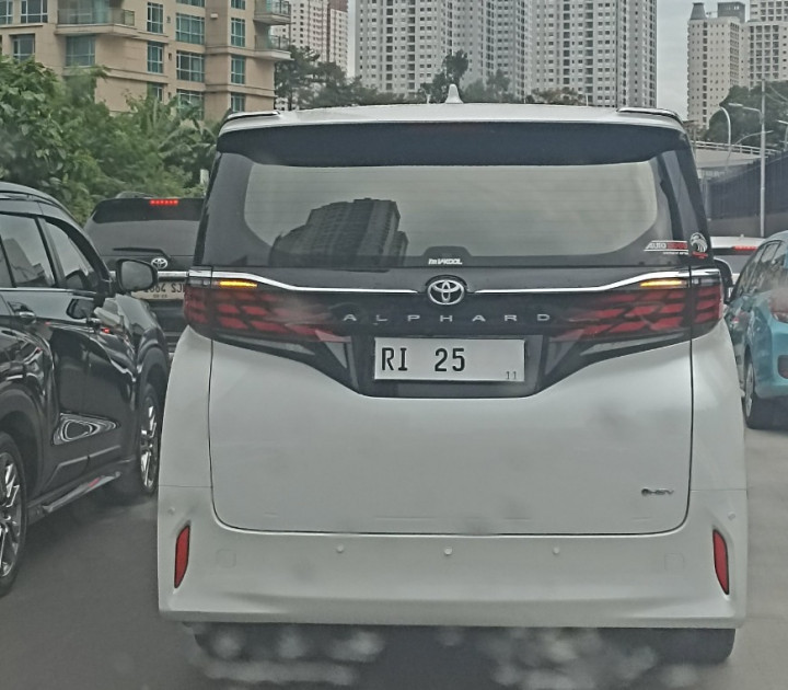Netizen Bingung dengan Pelat RI 25 di Beberapa Mobil Berbeda: Fenomena 'Beranak Nopol'?