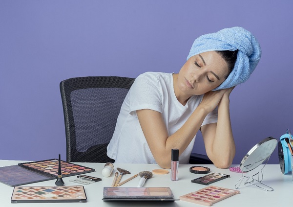 Simak, 7 Risiko Jika Tidur dengan Makeup