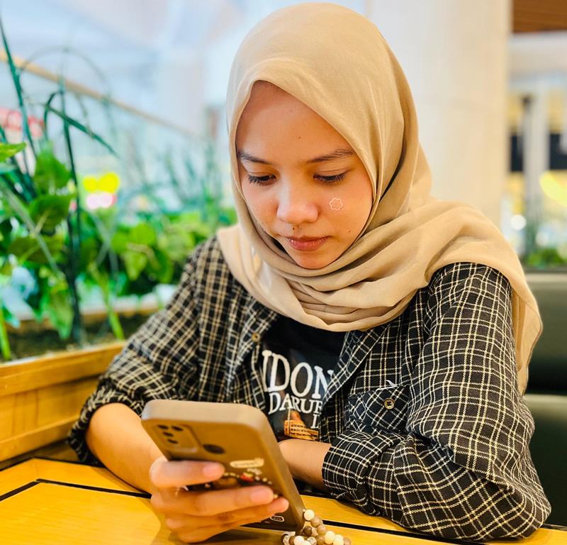 Penggunaan acne patch warna warni sedang tren di kalangan Gen Z. Ilustrasi: A. Firdaus/Medcom