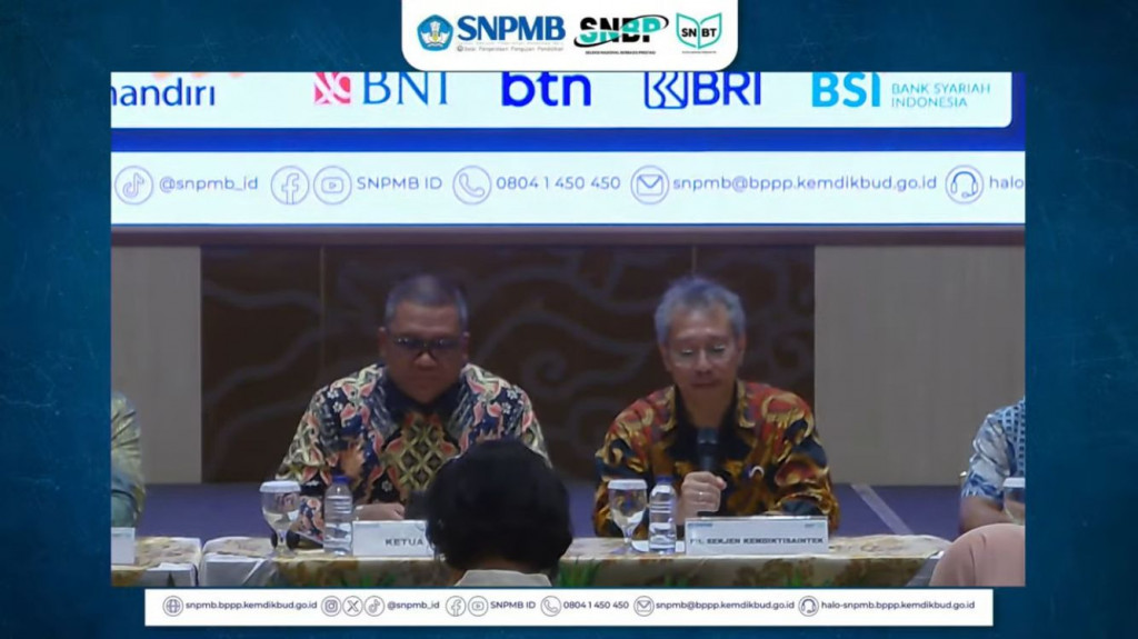 Ketua Umum Tim Penanggung Jawab SNPMB, Eduart Wolok (kiri). DOK YouTube SNPMB