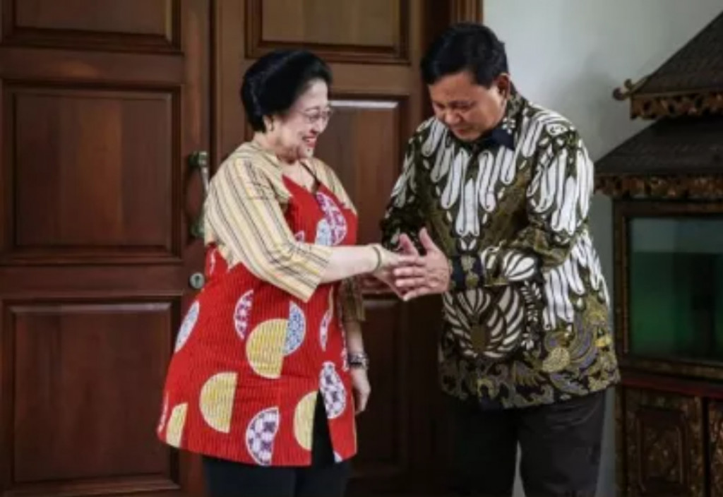 Prabowo Subinato (kiri) dan Megawati Soekarno Putri (tengah) bersalaman saat bertemu di kediaman Megawati, Jakarta, Rabu, 24 Juli 2019 lalu. Foto: MI/Ramdani