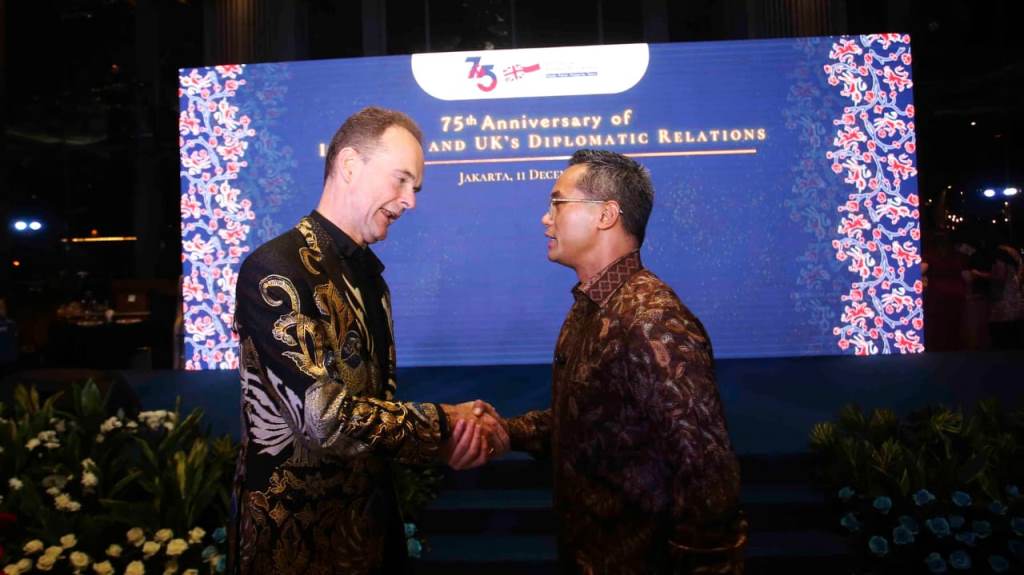 Anindya Bakrie (kanan) saat  menerima penghargaan prosperity dari Duta Besar Kerajaan Inggris untuk Indonesia, ASEAN, dan Timor Leste. Foto: Dok Kadin