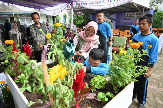 Siswa berkebutuhan khusus sedang belajar pertanian. Foto: Dok Ewindo