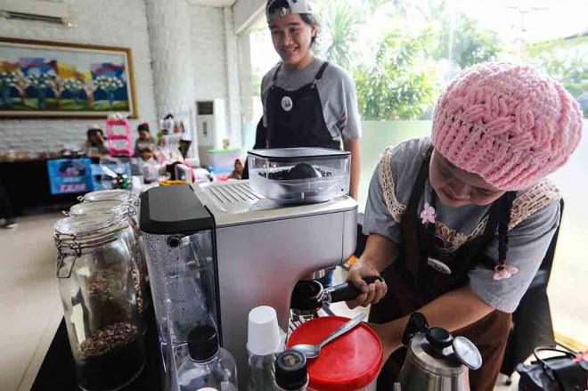 Anak berkebutuhan khusus (ABK) meracik kopi di salah satu UMKM yang didirikan oleh penyandang disabilitas dan komunitas pendung pada acara Festival Setara Berdaya 2024 di Lobi Kantor Media Indonesia, Jakarta, Kamis, 12 Desember 2024. 