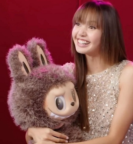 Lisa BLACKPINK. dan Labubu nya. Dok. Ist