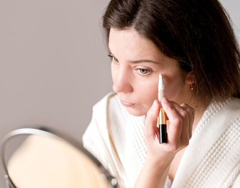 3 Masalah Kulit yang Bisa 'Disulap' Jadi Mulus dengan Concealer