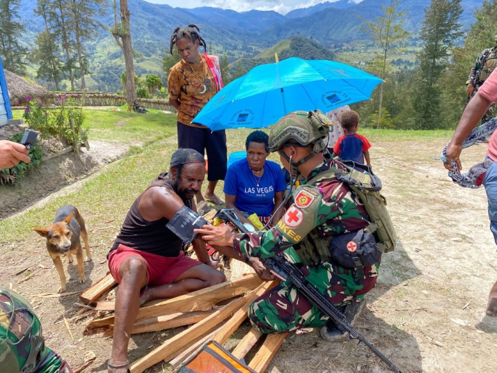 Mengintip Aktivitas TNI di Papua, Patroli Perbatasan Sambil Beri Pengobatan