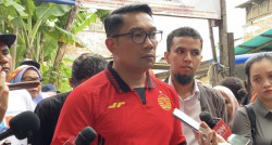 Cagub Jakarta Ridwan Kamil mengenakan kaus Persija. Foto: Metro TV/Vania Liu