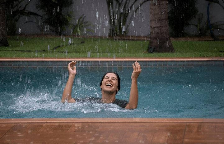 Hati-Hati! Ini 5 Risiko Berenang saat Hujan