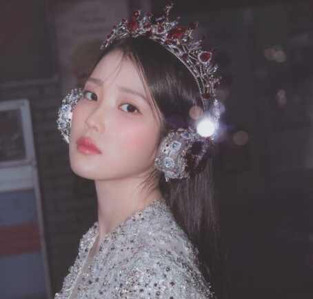 IU Siapkan Makanan Gratis untuk Fans yang Ikut Demo Pemakzulan Presiden Korea Selatan