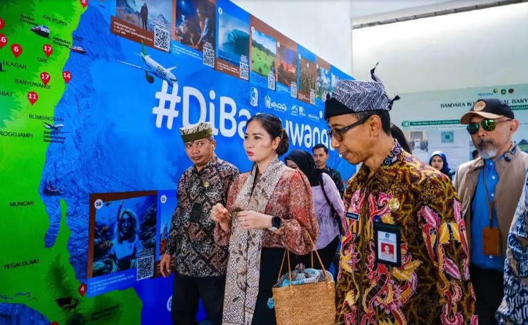 Wamenpar Ni Luh mengecek kesiapan Bandara Blimbingsari Banyuwangi. Dok. Kemenpar