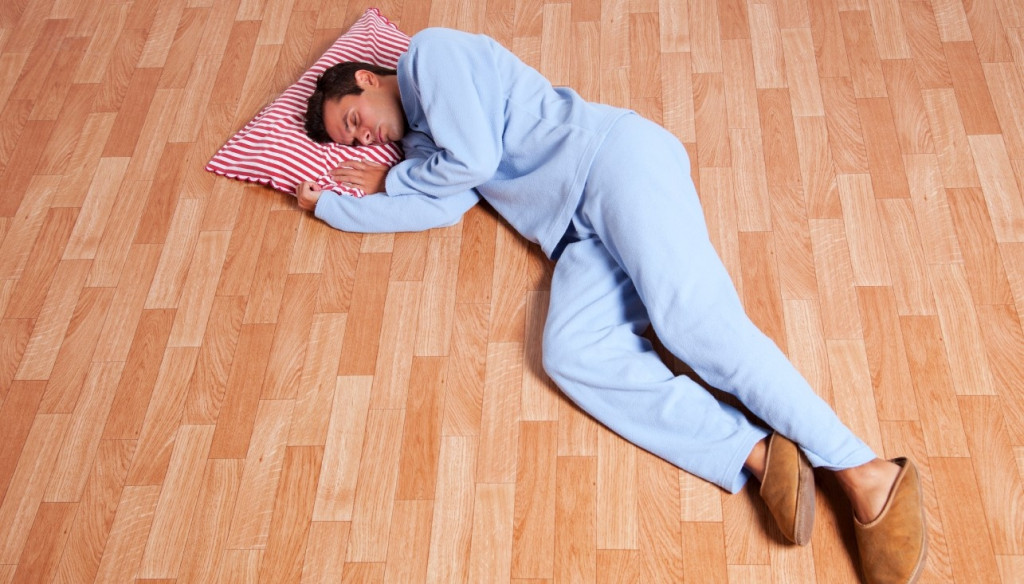 Tidur di Lantai. (neuroandspineconsultants.com)
