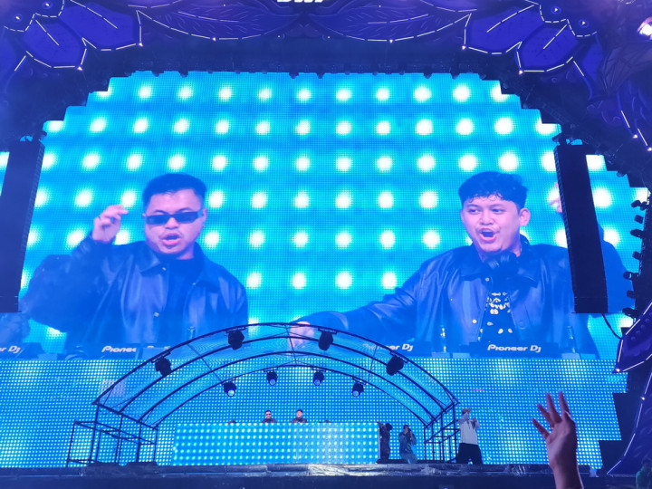 Adnan Veron X HBRP Goncang Hari Terakhir DWP 2024 di Tengah Hujan