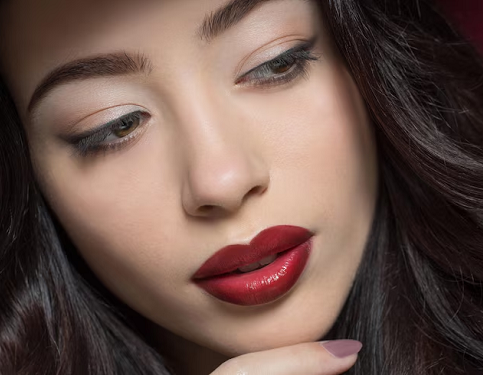 Siap-siap! Tampilan Glamor Bakal Menghiasi Tren Make Up 2025