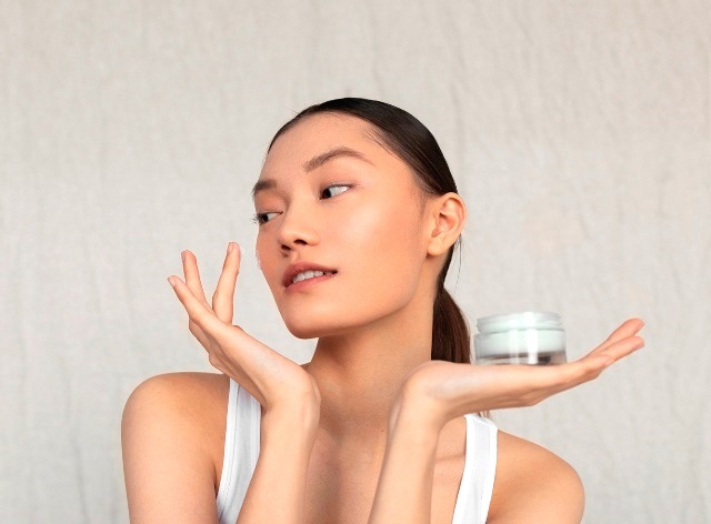 Penggunaan merkuri dalam produk pencerah kulit dapat membahayakan kesehatan kulit wajah dan tubuh. (Foto: Ilustrasi/Dok. Freepik.com)