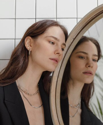 8 Cara Mengatasi Kulit Wajah Lelah, Rutin Pakai Serum hingga Eksfoliasi