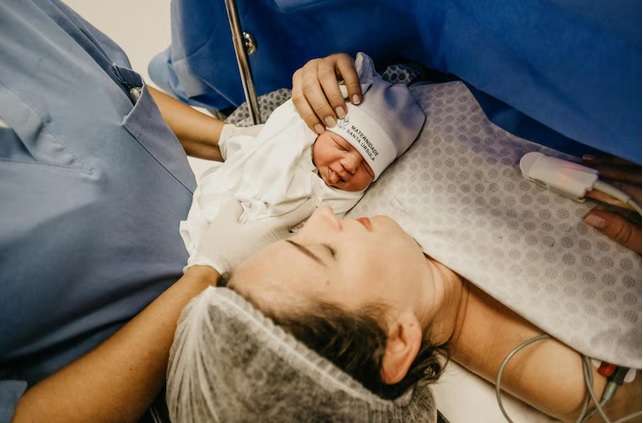 Persalinan sesar dapat menyebabkan Moms menderita nyeri fisik pasca melahirkan dan mengalami pemulihan pascanatal yang lebih lama dan lebih sulit. Ilustrasi-Freepik