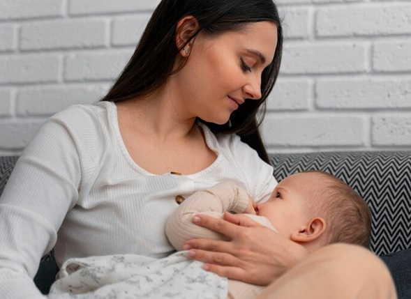 Si Paling Lengkap, Ini Kandungan Nutrisi yang Ada pada ASI