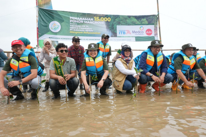 Indonesia AirAsia dan Yayasan ITB74 Tanam 10 Ribu Bibit Mangrove