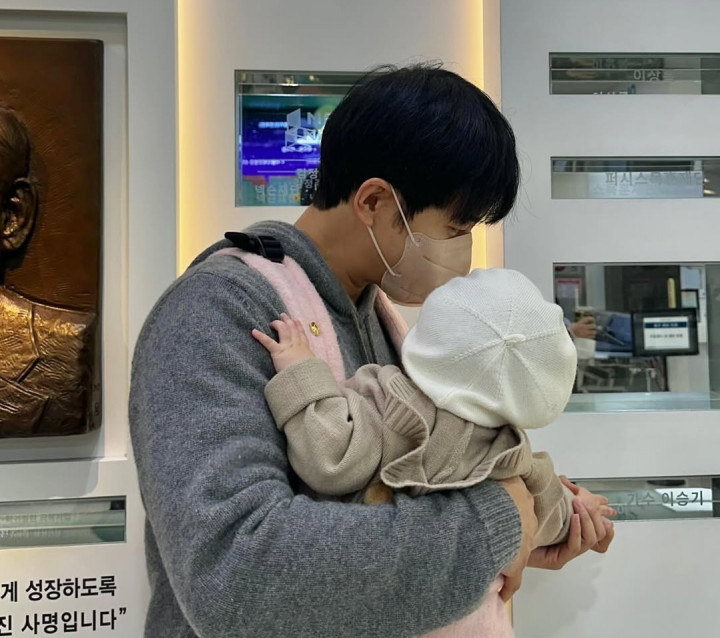 Lee Seung Gi Perdana Unggah Foto Putrinya