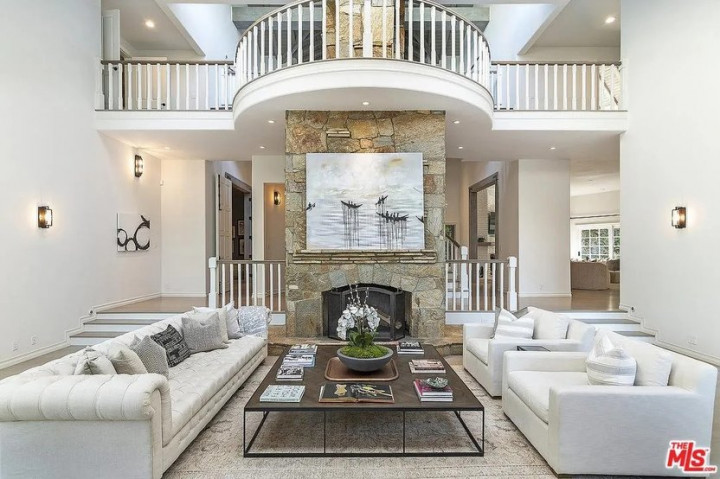 Yuk Intip Koleksi Properti Mewah Selena Gomez dan Benny Blanco