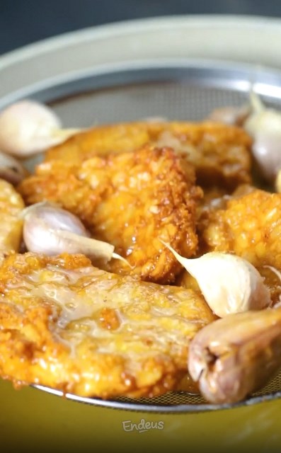 Tempe goreng bawang putih kreasi yang diinspirasi dari ayam goreng bawang putih.  (Foto: Dok. Endeus TV)
