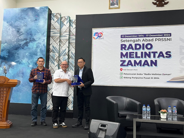 Mengenang Zaman Keemasan Radio Melalui Buku