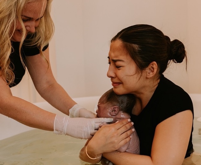 Segini Perkiraan Biaya Melahirkan Metode Water Birth seperti Nikita Willy