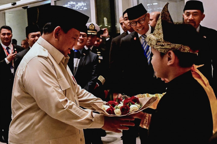 Tiba di Kairo, Presiden Prabowo Disambut Siswa SD WNI Berbusana Adat