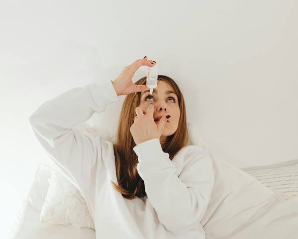 Benarkah obat tetes mata atau herbal bisa mengatasi katarak? Dr. Kevin, SpM menjawab. (Foto: Ilustrasi/Dok. Pexels.com)