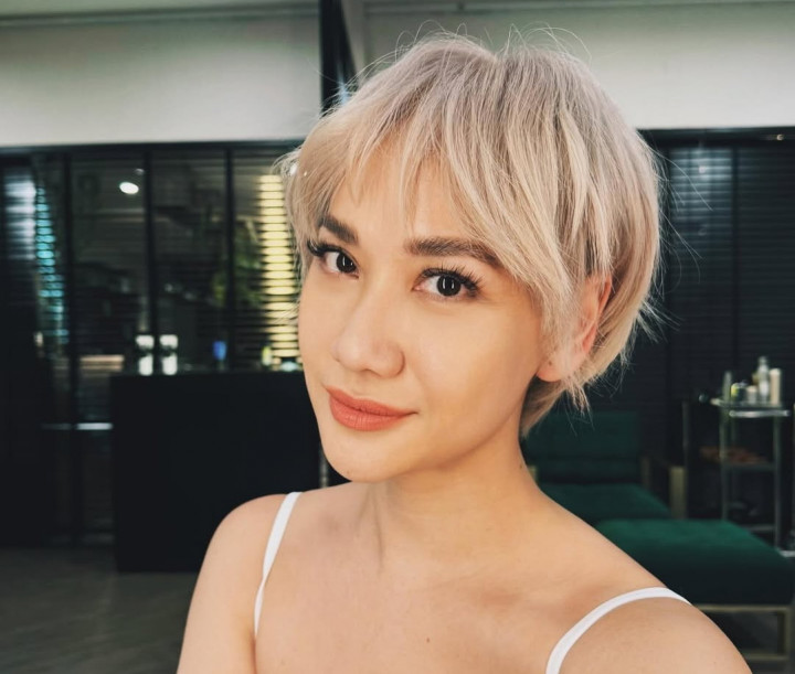 Gaya Rambut Bixie Blonde BCL Bikin Pangling, Cantik Banget!