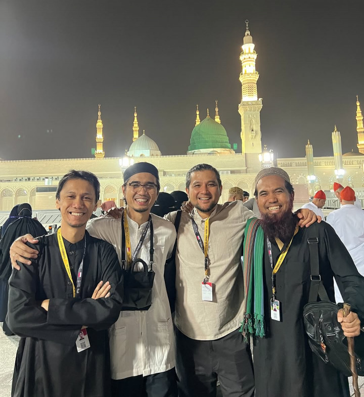 Penantian 18 Tahun, Sheila On 7 Umrah Bareng Mantan Personel