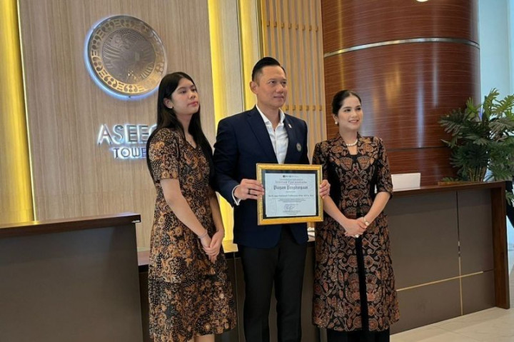 Selamat! AHY Jadi Lulusan Terbaik Program Doktor Unair