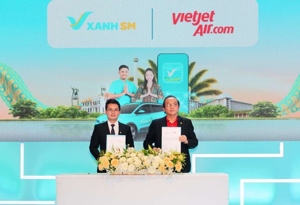 Vietjet dan Xanh SM menjalin kerja sama untuk mempromosikan pariwisata, mendukung pengembangan transportasi ramah lingkungan di Jakarta. Dok. Ist