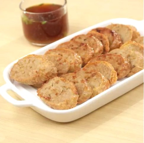 Gohyong isi ayam ini gurih dan mantap. Boleh banget kamu coba nih! (Foto: Dok. Endeus TV)