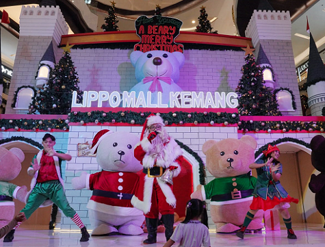 Boneka Beruang Raksasa dan Santa Ramaikan Perayaan Natal Bersama Keluarga