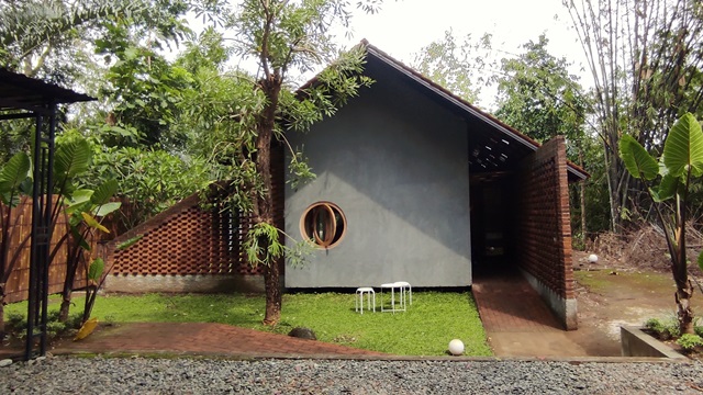 5 Desain Rumah Unik di 2024, Bekas Kandang Kambing hingga Sebelah Makam